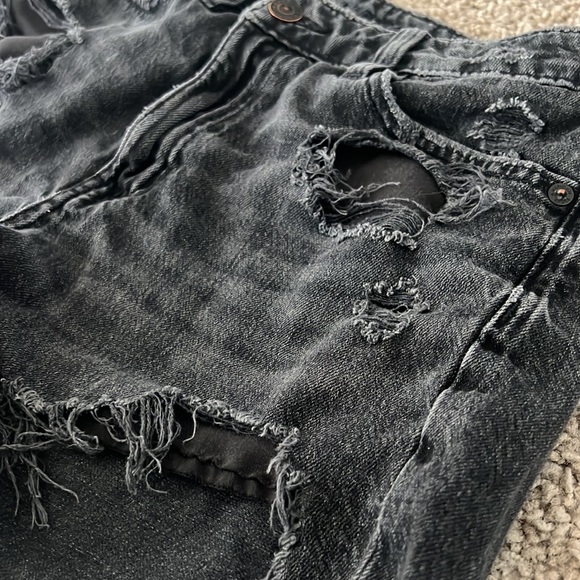 American Eagle distressed denim shorts. Size 00. - Picture 4 of 5